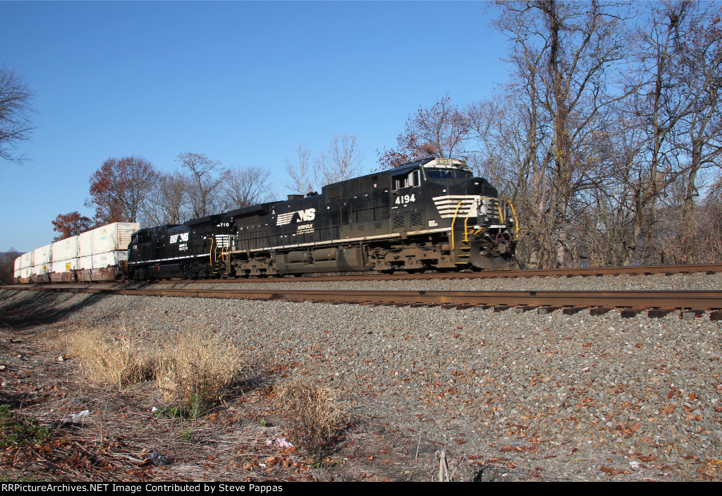 NS 4194 and 4710 with a stack train